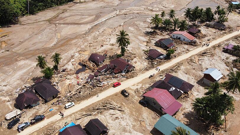 Viele Dörfer sind in den Schlammassen versunken.