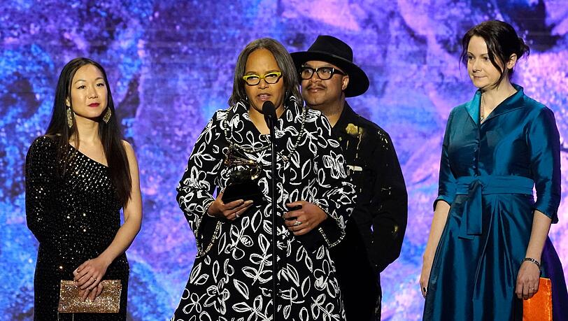 Jazz-Schlagzeugerin und Grammy-Preisträgerin Terri Lyne Carrington wird Hochschulprofessorin in München. Jazz-Schlagzeugerin und Grammy-Preisträgerin Terri Lyne Carrington wird Hochschulprofessorin in München.