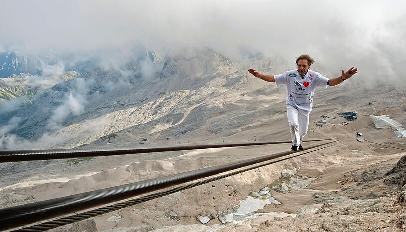 "Spaziergang" auf einem 50 Millimeter breiten Stahlseil zwischen Zugpitzplatt und Gipfel: die spektakulären Bilder vom Weltrekord des Schweizer Seiltänzers Freddy Nock.