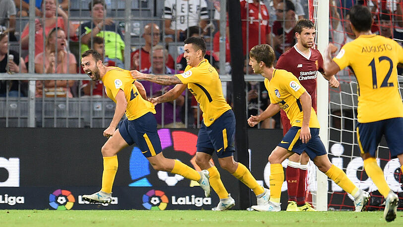 Bare (links) freut sich über sein Tor zum 1:0 für Atlético Madrid.