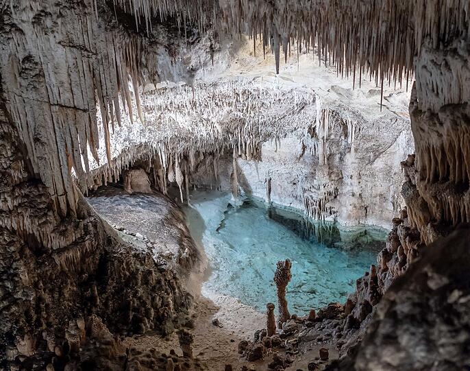 Heimat der Grottenolme: Stalagmiten und Stalaktiten in der slowenischen Postojna-Höhle.