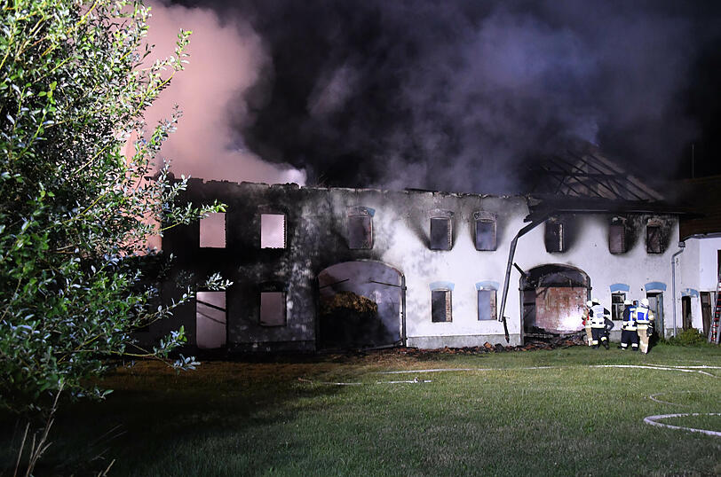 Das Feuer zerstörte die Scheune eines Dreiseithofs in Oberrammelsberg in der Gemeinde Wurmsham.