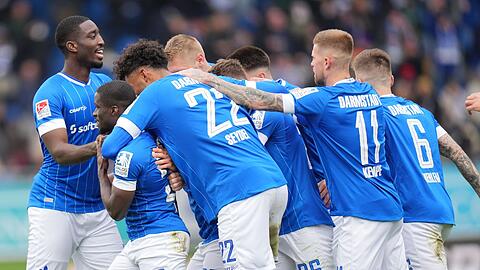 Darmstädter Spieler bejubeln das 3:1 von Braydon Manu (2.v.l).