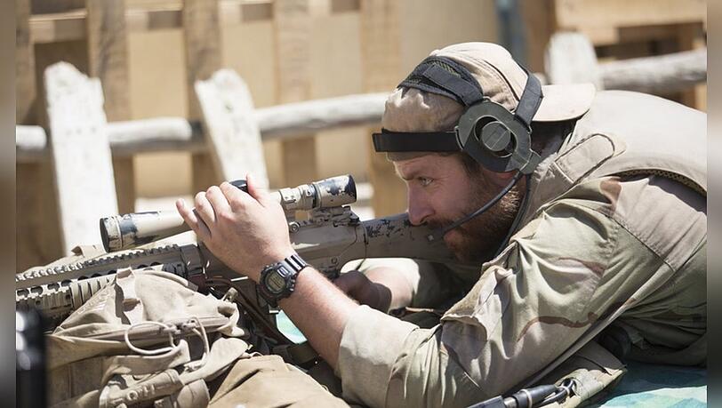 "American Sniper": U.S. Navy SEAL Chris Kyle (Bradley Cooper) bei seinem Einsatz im Irak.