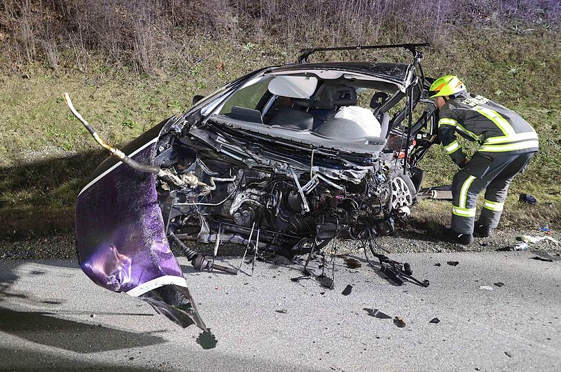 Eines der Fahrzeugwracks auf der A94.