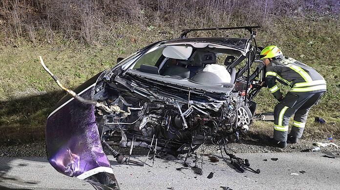 Eines der Fahrzeugwracks auf der A94.