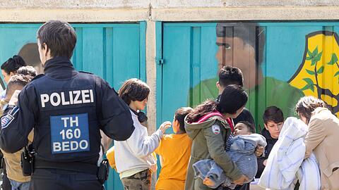 Geflüchtete werden nach dem Brand betreut.