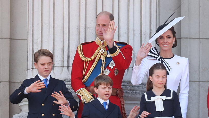 Nach der Parade ging es für Prinz William und Prinzessin Kate - samt den drei Kindern - auf den Balkon des Buckingham-Palasts Nach der Parade ging es für Prinz William und Prinzessin Kate - samt den drei Kindern - auf den Balkon des Buckingham-Palasts
