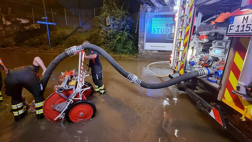 Die Münchner Feuerwehr musste nach einem Gewitter unter anderem wegen überschwemmter Unterführungen wie hier in Aubing ausrücken.