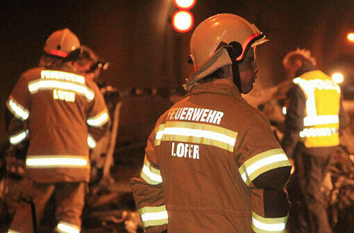 Drama im Lärchbergtunnel bei Lofer. Ein Münchner Ehepaar kam ums Leben. Die Bilder vom ausgebrannten Wrack des Autos.