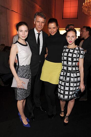 Claus-Dietrich Lahrs (CEO der HUGO BOSS AG) umringt von schönen Frauen: Nora von Waldstätten (in BOSS),  Susan Hoecke und Katharina Schüttler (in HUGO) bei der BOSS-Party und Vernissage "A PERSONAL TOUCH - young photo journalists at the red carpet" im Rahmen der Berlinale im BOSS Store Berlin am Mittwoch.