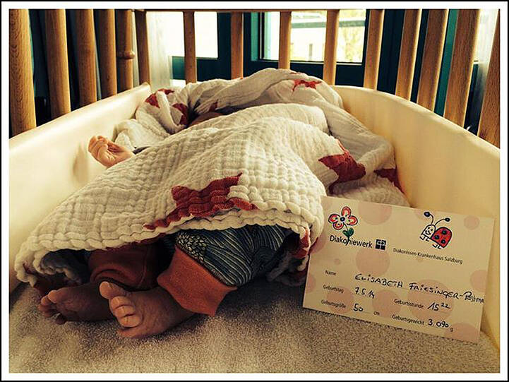 Friedlich schläft die kleine Elisabeth in ihrer Krippe
