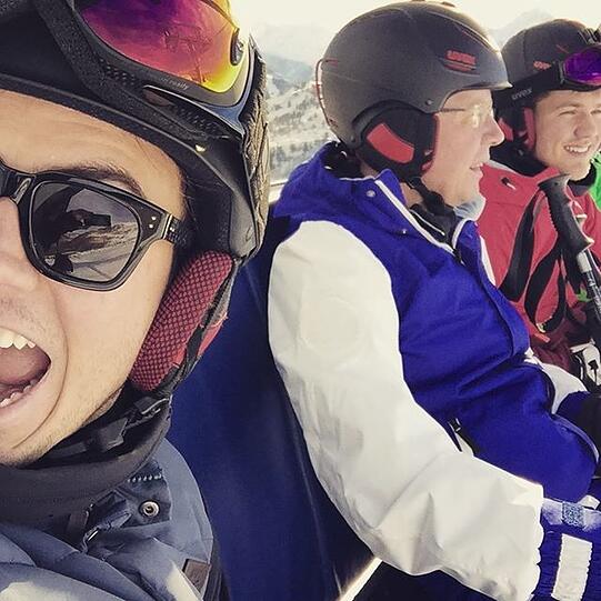 Ein paar Tage zuvor war Götze noch mit der Familie auf der Skipiste unterwegs. Das Bild zusammen mit seinem Vater und Bruder Fabian von der SpVgg Unterhaching postet der FCB-Profi bei Facebook.