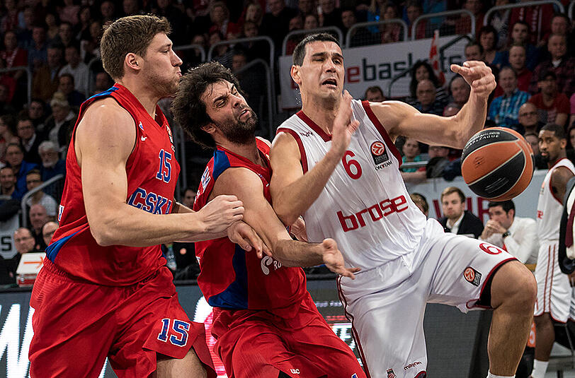 Moskaus Viacheslav Kravtsov (l-r) und Milos Teodosic nehmen Bambergs Nikolaos Zisis den Ball ab.