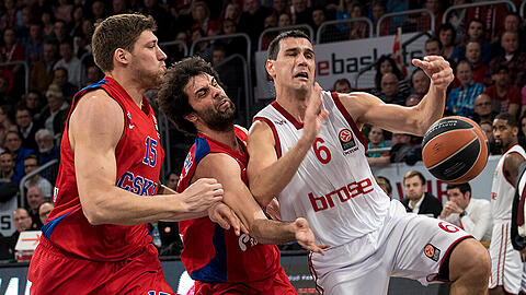 Moskaus Viacheslav Kravtsov (l-r) und Milos Teodosic nehmen Bambergs Nikolaos Zisis den Ball ab.