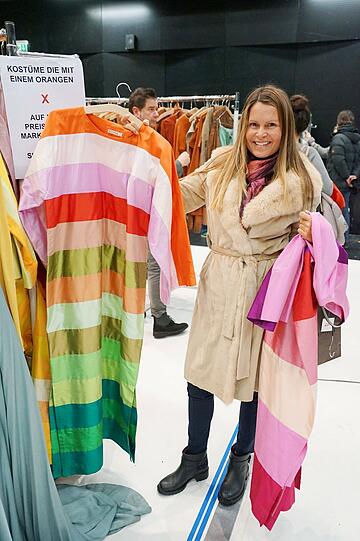 Unternehmerin Lilian de Raismes: &bdquo;Diese Kleider sind kreativ, luxuriös und wahnsinnig günstig. In einer Designerboutique müsste man bei den Preisen noch zwei Nullen dranhängen. Das orangefarbene Kleid ist rohe Seide. Ich werde es zu einem abendlichen Anlass tragen. Es kostet jetzt 90 Euro &ndash; und ist von hoher Qualität.&ldquo;