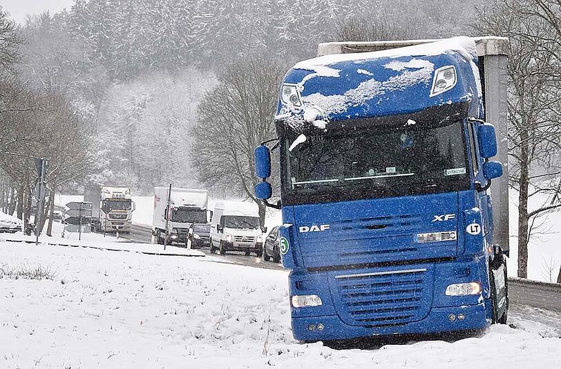 In Kirchseeon ist ein Audi frontal mit einem 40 Tonner kollidiert, der beim Versuch auszuweichen, in einer Wiese landete. Nach örtlichen Infos gab es keine Verletzten.