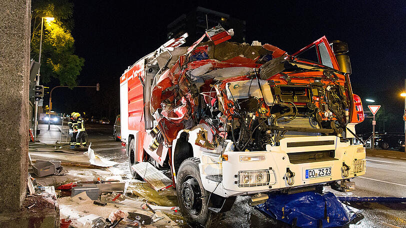 Die Feuerwehrler müssen ihren jungen Kollegen aus dem Wrack befreien.