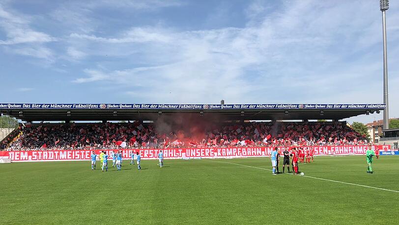 Das Spruchband der Bayern-Anhänger in der Stehhalle. Das Spruchband der Bayern-Anhänger in der Stehhalle.