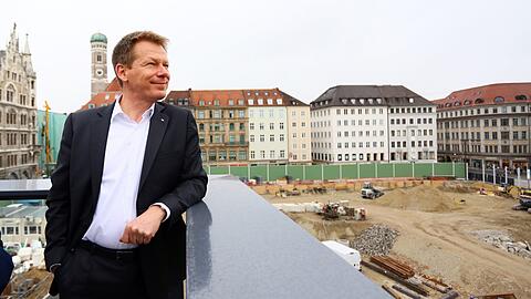 Bahn-Chef Richard Lutz bei seinem München-Besuch: Hier schaut er sich die Baugrube für die Zweite Stammstrecke am Marienhof an.