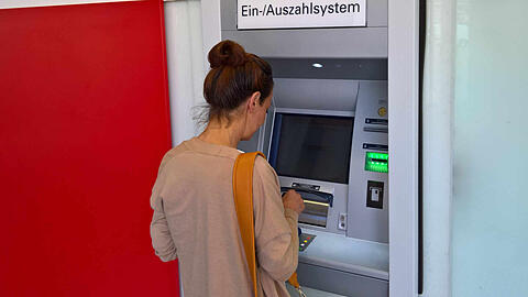 Eine Kundin an einem Sparkassen-Geldautomaten. Nicht jeder, der hier auftaucht, will einfach nur Geld ziehen.