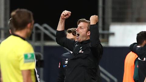 Bremens Trainer Florian Kohfeldt jubelt über den Treffer zum 1:2.
