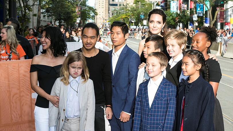 Bei Angelina Jolie muss es exotisch klingen. Ihre leiblichen Kids heißen Shiloh Nouvel, Knox Léon und Vivienne Marcheline. Diese Namen passen gut zu denen der adoptierten Kinder: Maddox Chivan, Zahara Marley und Pax Thien Jolie-Pitt.