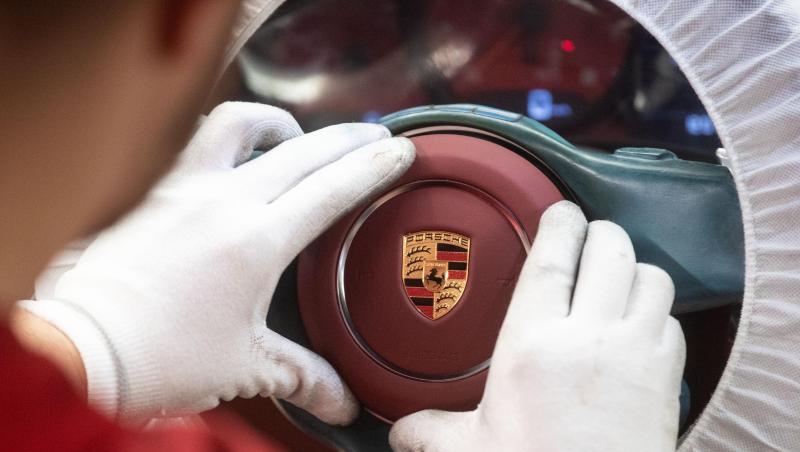 Porsche hat 2018 gut 256.000 Fahrzeuge ausgeliefert, vier Prozent mehr als im Jahr davor. Porsche hat 2018 gut 256.000 Fahrzeuge ausgeliefert, vier Prozent mehr als im Jahr davor.