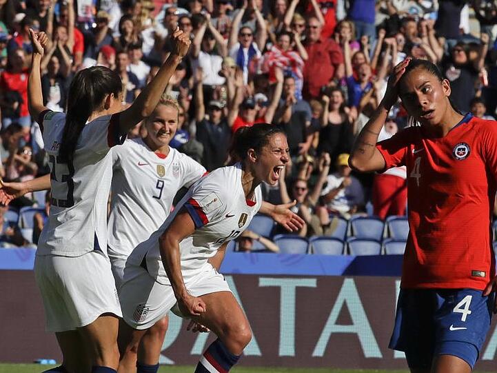US-Doppeltorschützin Carli Lloyd (M) jubelt über das 3:0 ihrer Mannschaft.