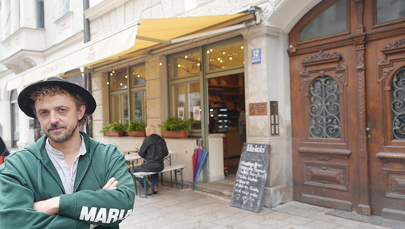 Fabian Stingl vor dem Alof. Gesucht werden hier Mitarbeiter in der Küche und im Service. Die Bäckerei mit angeschlossenem Café hat günstige Brezen, vegane und nicht-vegane Kuchen und diverses Frühstück im Angebot.