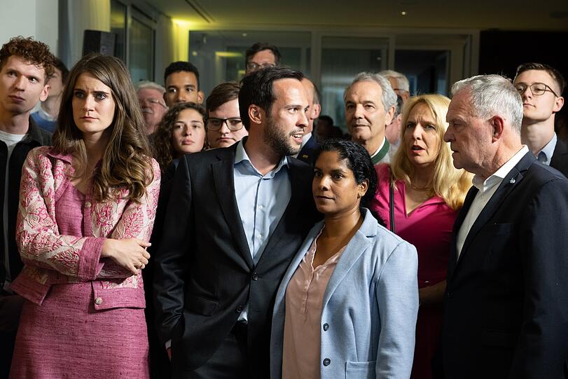 Martin Hagen (M.) mit Ehefrau Anisha sowie den Kandidatinnen der FDP Susanne Seehofer (l.) und Julika Sandt (r.).
