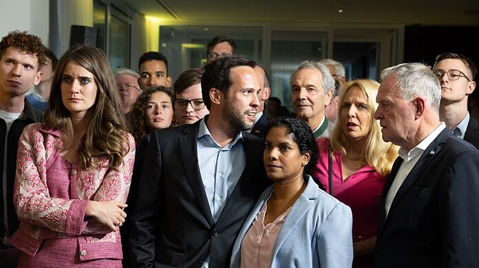 Martin Hagen (M.) mit Ehefrau Anisha sowie den Kandidatinnen der FDP Susanne Seehofer (l.) und Julika Sandt (r.).