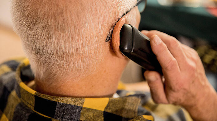 Viele Senioren werden Opfer von Telefonbetrug, sei es nun beim Enkeltrick oder mittels eines Schockanrufs. (Symbolbild)