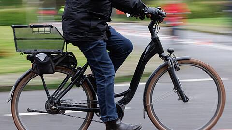 Schnellere Pedelecs mit E-Antrieb sind in mehr Unfälle verwickelt. (Archivbild)