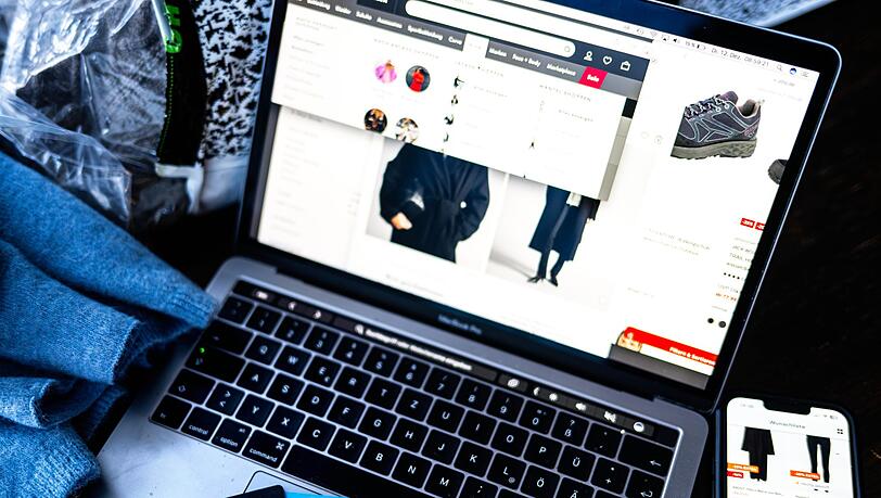 Online-Shopping: Viele h&auml;ufen bei Zahlungsmethoden mit Aufschub Schulden an (Archivbild)