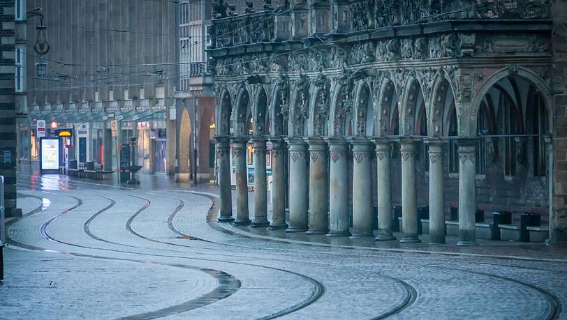 Keine Stra&szlig;enbahn weit und breit - am Morgen vor dem Bremer Rathaus.