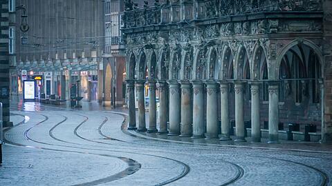Keine Stra&szlig;enbahn weit und breit - am Morgen vor dem Bremer Rathaus.