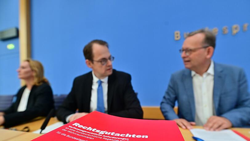 Die Linke plädierte bei einer Pressekonferenz in Berlin für einen Mietendeckel. Die Linke plädierte bei einer Pressekonferenz in Berlin für einen Mietendeckel.