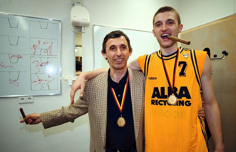 Eine Siegezigarre auf die Meisterschaft: 1998 holten Svetislav (l.) und Marko Pesic gemeinsam mit Alba Berlin den Titel.