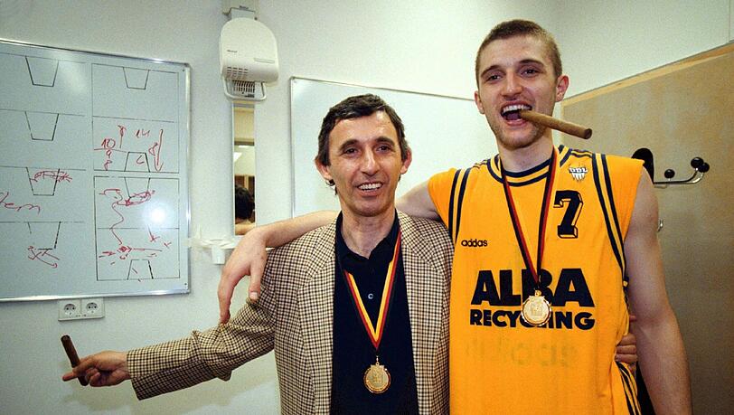 Eine Siegezigarre auf die Meisterschaft: 1998 holten Svetislav (l.) und Marko Pesic gemeinsam mit Alba Berlin den Titel. Eine Siegezigarre auf die Meisterschaft: 1998 holten Svetislav (l.) und Marko Pesic gemeinsam mit Alba Berlin den Titel.