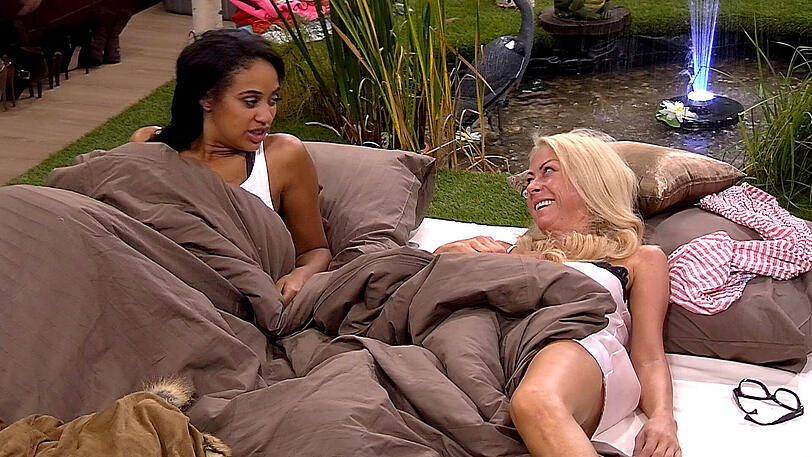 Promi Big Brother auf Sat1: Die Bilder von Tag 1. Jenny Elvers geht auf Tuchfühlung, Hasselhoff pennt.