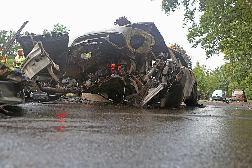 Zwei junge Männer sind mit ihrem Mini-Cooper frontal in einem Baum gekracht. Das Auto ging sofort in Flammen auf, die beiden 20-Jährigen verbrannten. Die Bilder.