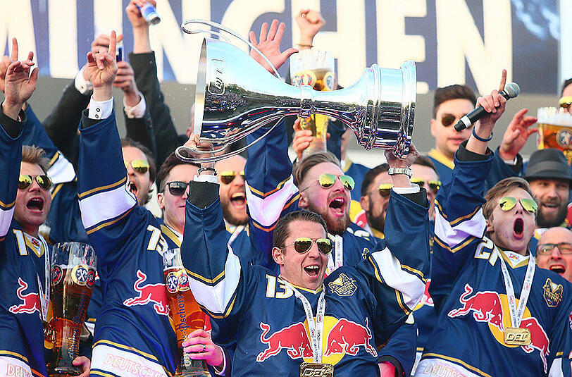 "Wir wollen hier eine Ära prägen&ldquo;, sagt Kapitän Michi Wolf (mit Pokal). Das Meisterteam des EHC bleibt großteils zusammen.