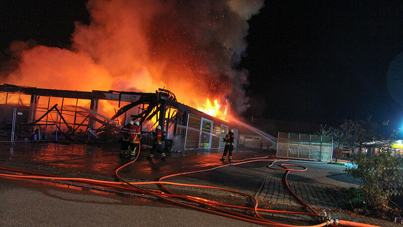 Der Supermarkt ist ausgebrannt, der Sachschaden enorm. Die Bilder vom Feuerwehreinsatz in Kirchdorf am Inn.