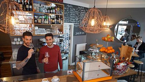 Wie wäre es mit einem Weißwein? Die Brüder Giovanni (l.) und Emmanuele in ihrer Bar L`Americano in der Fraunhoferstraße