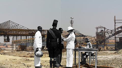 Ausbeutung ohne Ende: Sammy Baloji setzt eine Archivaufnahme aus der belgischen Kolonialzeit vor die heutigen Kulisse der Minenstadt Lubumbashi in der an Bodenschätzen reichen Provinz Katanga/Demokratische Republik Kongo.
