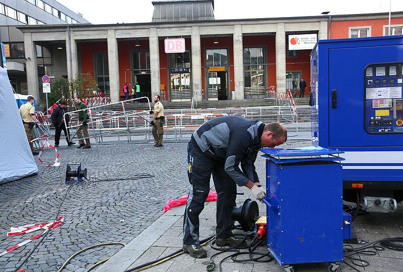 Aufräumarbeiten am Hauptbahnhof. Die Gitter, Absperrzäune und Zelte, die zum Empfang der Flüchtlingsmassen benötigt wurden, kommen weg.