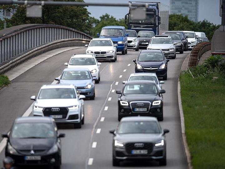 Um die Klimaziele im Verkehr zu erreichen, hat das Umweltbundesamt in einem internen Bericht drastische Einschnitte empfohlen.