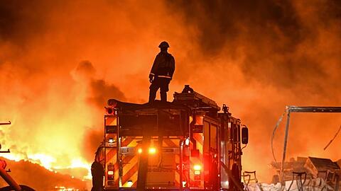 Feuerwehrleute kämpfen bei Knightsen gegen die Flammen. Seit Tagen wüten schwere Waldbrände in Kalifornien - Zehntausende mussten fliehen.