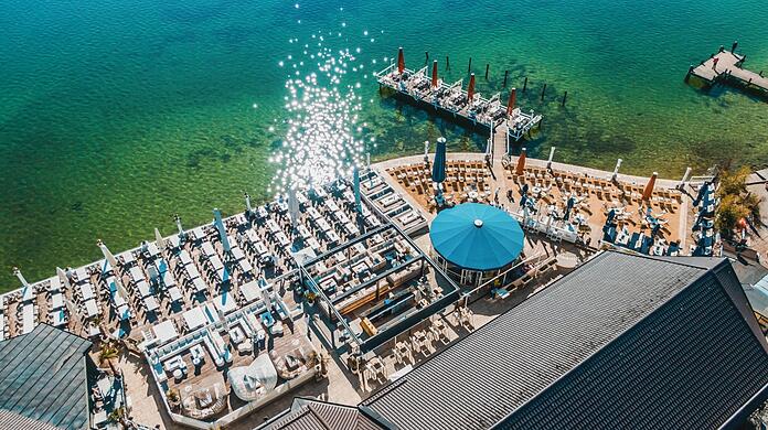 Wunders(ch)ee: Der H'ugo's Beach Club am Starnberger See lockt Einheimische und Münchner an. Gerade ist das Plätschern des Sees besonders gut zu hören, denn es wird keine Musik in der In-Location gespielt.
